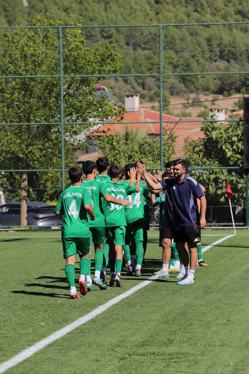 Muglasporfa's tweet photo. ⚽ U15 | MAÇ GÖRÜNTÜLERİ

Altyapımızın genç yetenekleri sahada! 💚🤍
Mücadele, gelişim ve gelecek…

🎥 U15 takımımızın Denizli İdman Yurdu maçından görüntüler.

#Muğlaspor #MuğlasporAltyapı #U15

@TFF_Org 
@muglasporklb 
@serdaryldrm7 https://t.co/NRjz39Kb45