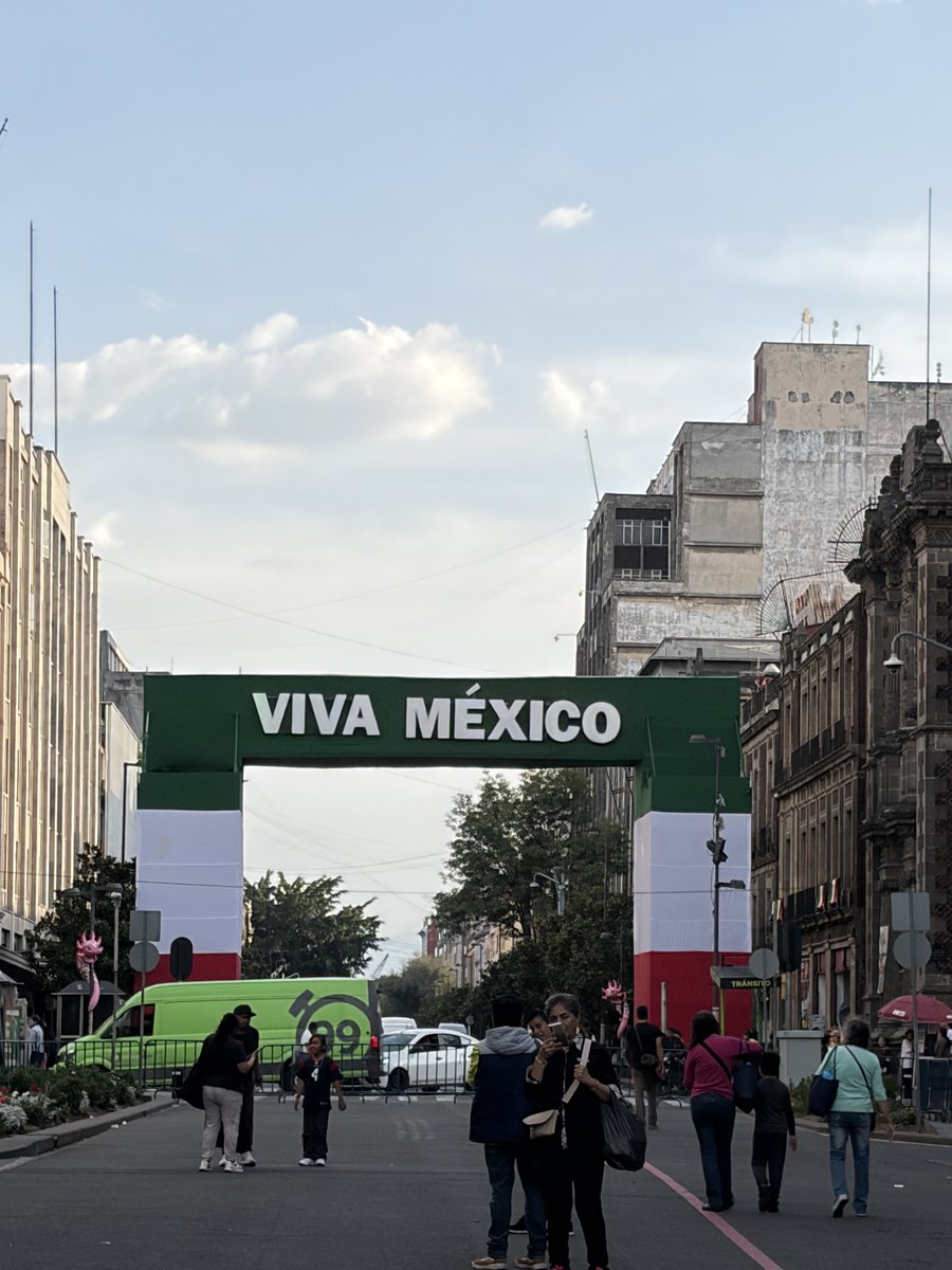 ANA2025DIA's tweet photo. 🇲🇽メキシコ人は国旗が好き？

他国と比べて国旗の数が多い🇲🇽
さらに国旗がデカいです😳 https://t.co/jHgo4J3K9q