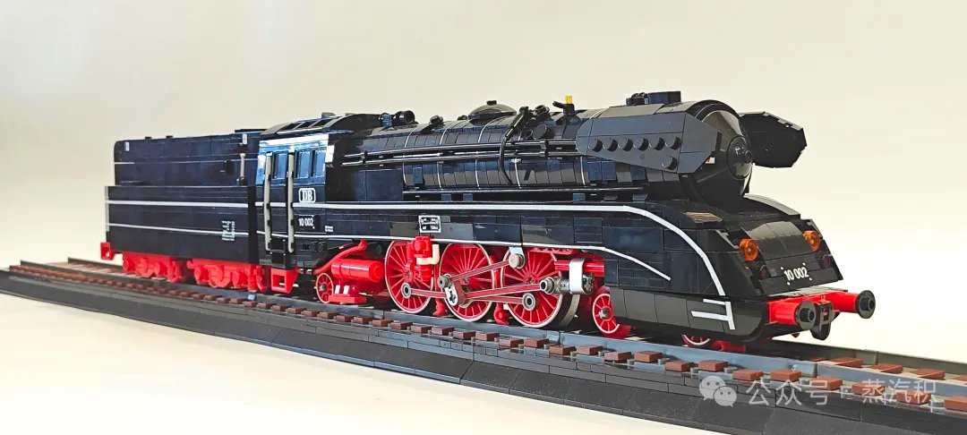 ziyu_zhang51054's tweet photo. DB Class 10 No. 10 002, recreated in LEGO by 六桥.
A striking model of one of Germany’s last express steam locomotive designs, capturing its distinctive streamlined casing and powerful proportions.
#LEGOMOC #LEGOTrain  #BrickTrain #Baureihe10 #DeutscheBundesbahn #SteamLocomotive https://t.co/TEcujdmq33