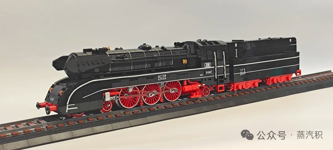 ziyu_zhang51054's tweet photo. DB Class 10 No. 10 002, recreated in LEGO by 六桥.
A striking model of one of Germany’s last express steam locomotive designs, capturing its distinctive streamlined casing and powerful proportions.
#LEGOMOC #LEGOTrain  #BrickTrain #Baureihe10 #DeutscheBundesbahn #SteamLocomotive https://t.co/TEcujdmq33