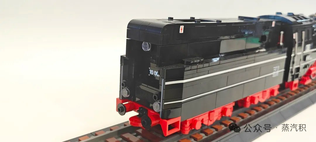 ziyu_zhang51054's tweet photo. DB Class 10 No. 10 002, recreated in LEGO by 六桥.
A striking model of one of Germany’s last express steam locomotive designs, capturing its distinctive streamlined casing and powerful proportions.
#LEGOMOC #LEGOTrain  #BrickTrain #Baureihe10 #DeutscheBundesbahn #SteamLocomotive https://t.co/TEcujdmq33