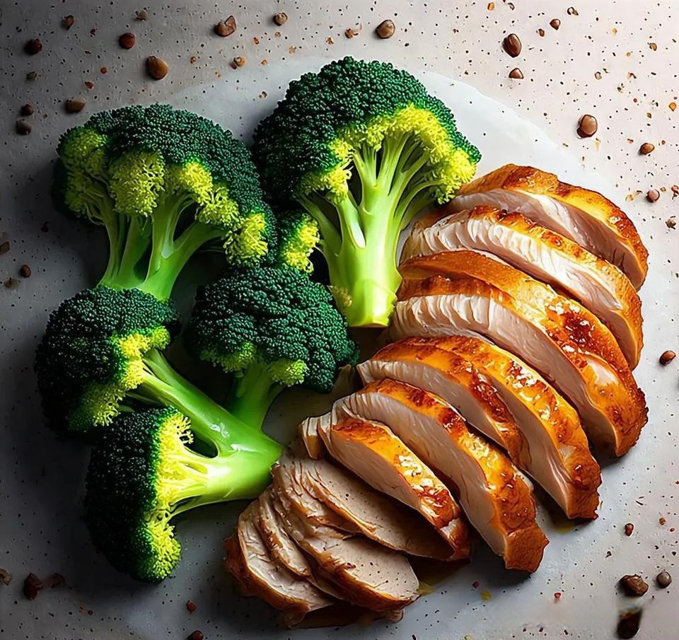 elioabby770193's tweet photo. Quick u0026 delicious post-workout meal: grilled chicken breast, roasted broccoli, and quinoa. Balanced protein, fiber, and carbs to fuel recovery! https://t.co/nPga8Obacf