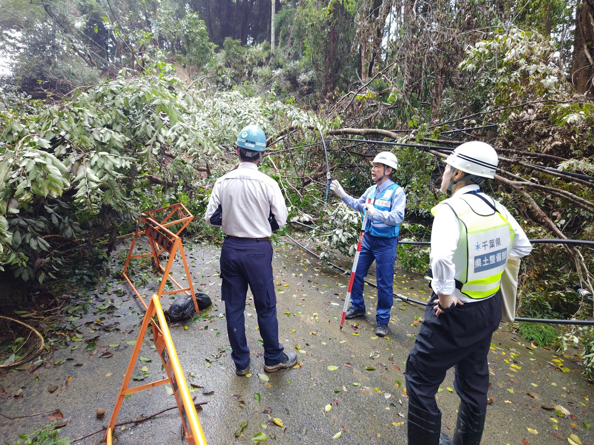 mlit_kanto_road's tweet photo. 【#台風25号　被害に伴う対応】
台風25号の影響により千葉県内で停電が長期化しています。千葉県からの支援要請を受け、TEC-FORCEを派遣し、停電からの早期復旧を目指し、千葉県と日本建設業連合会とともに、現地調査を進めています。
 #国土交通省 #関東地方整備局 https://t.co/tOjzfZmGWG