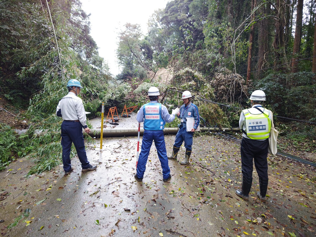 mlit_kanto_road's tweet photo. 【#台風25号　被害に伴う対応】
台風25号の影響により千葉県内で停電が長期化しています。千葉県からの支援要請を受け、TEC-FORCEを派遣し、停電からの早期復旧を目指し、千葉県と日本建設業連合会とともに、現地調査を進めています。
 #国土交通省 #関東地方整備局 https://t.co/tOjzfZmGWG