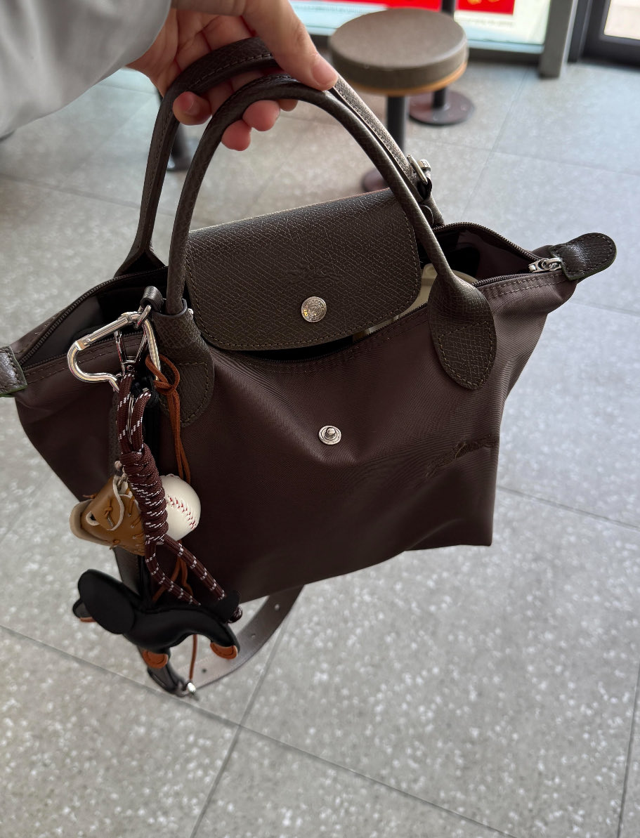 lynn47328587332's tweet photo. ロンシャン、黒も良いけど「モカ」が正解かも🤎
黒より重くならず圧倒的にこなれる。持ってるだけで一気に上品に見えて可愛すぎる…🥹✨しかも今ならセールしてる✨ https://t.co/yDofKIa4aX