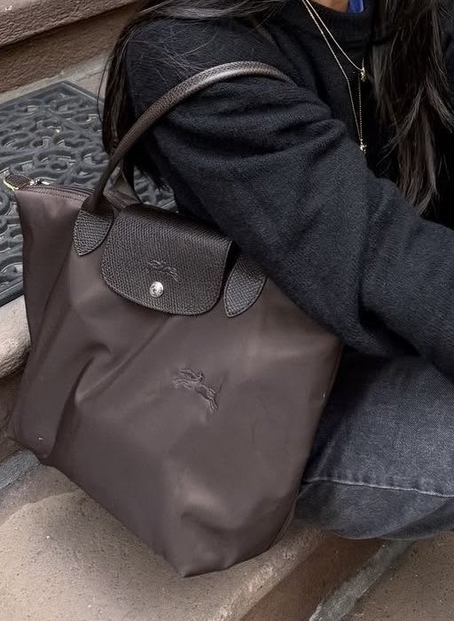 lynn47328587332's tweet photo. ロンシャン、黒も良いけど「モカ」が正解かも🤎
黒より重くならず圧倒的にこなれる。持ってるだけで一気に上品に見えて可愛すぎる…🥹✨しかも今ならセールしてる✨ https://t.co/yDofKIa4aX
