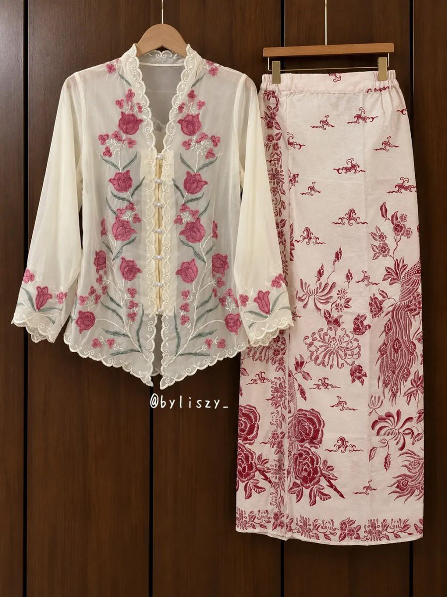 lostanotherbyte's tweet photo. JUJUR, KEBAYA ENCIM MODERN BEGINI LUCU BGT😭💗
ngga keliatan tua sama sekali, dipaduin sama rok batik malah jadi cantik bgt buat kondangan https://t.co/th4qTZ8TcH