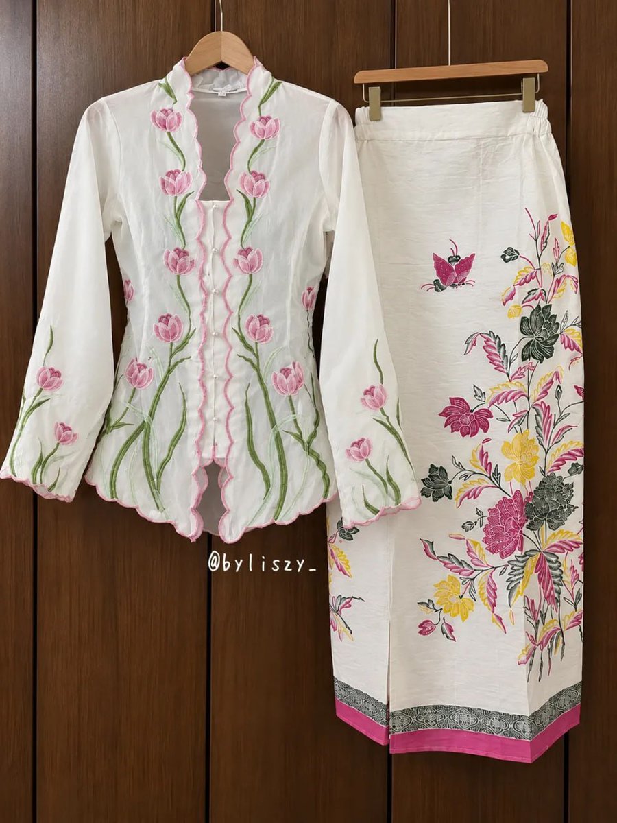 lostanotherbyte's tweet photo. JUJUR, KEBAYA ENCIM MODERN BEGINI LUCU BGT😭💗
ngga keliatan tua sama sekali, dipaduin sama rok batik malah jadi cantik bgt buat kondangan https://t.co/th4qTZ8TcH