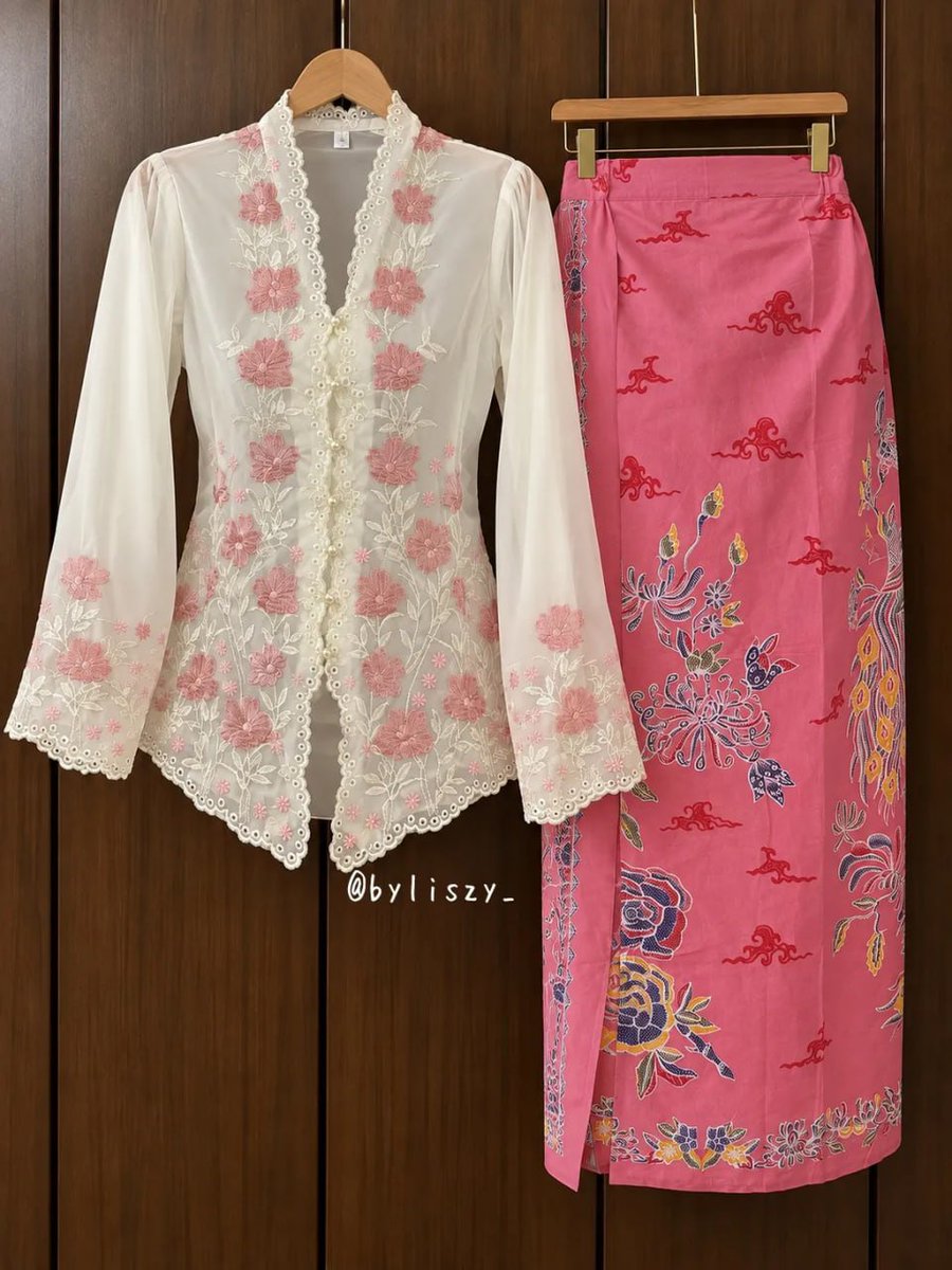 lostanotherbyte's tweet photo. JUJUR, KEBAYA ENCIM MODERN BEGINI LUCU BGT😭💗
ngga keliatan tua sama sekali, dipaduin sama rok batik malah jadi cantik bgt buat kondangan https://t.co/th4qTZ8TcH