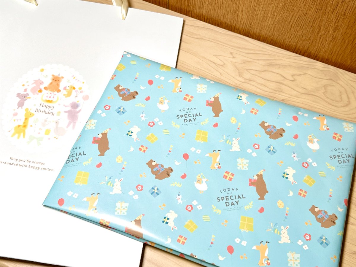 lon_birthprj's tweet photo. 無事製本が完了し、先程プレゼントBOXにお届けしました！🪐
本の表紙は10月10日に公開！お楽しみに！ https://t.co/jfLU02kUlV