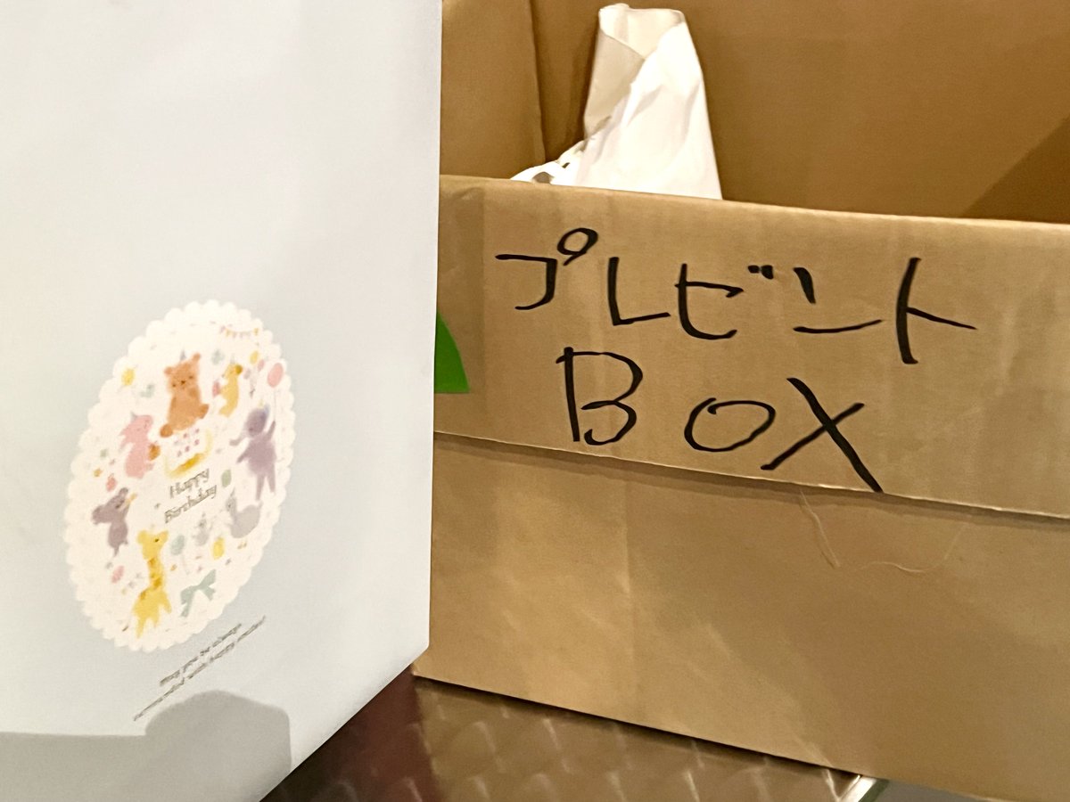 lon_birthprj's tweet photo. 無事製本が完了し、先程プレゼントBOXにお届けしました！🪐
本の表紙は10月10日に公開！お楽しみに！ https://t.co/jfLU02kUlV