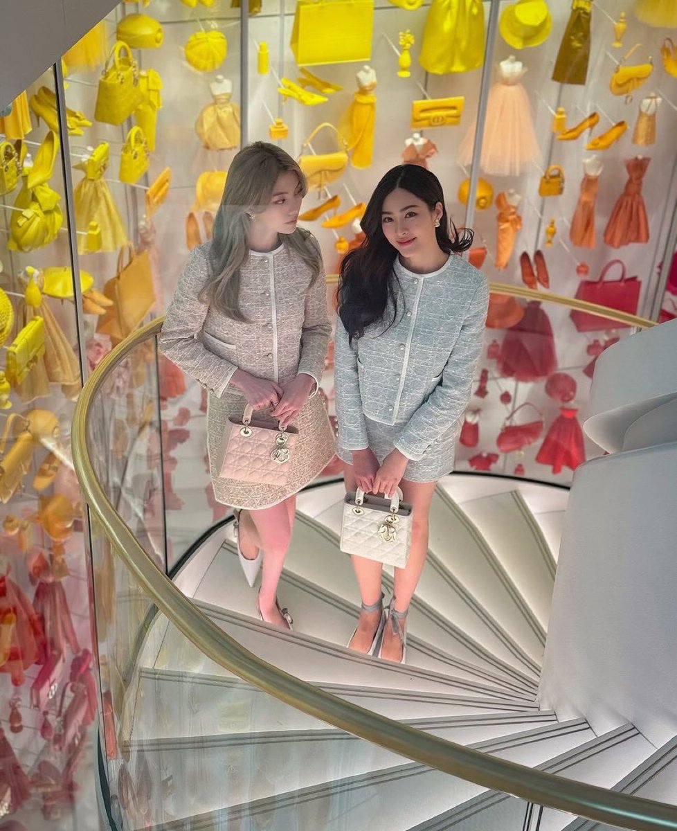 LingOrm_NYC's tweet photo. Let the Paris chapter begin. ✨

#LingOrmDiorSummer27
#LinglingKwong #OrmKornnaphat #LingOrm #Dior #DiorSummer27 #PFW https://t.co/aRt3UFzqR2