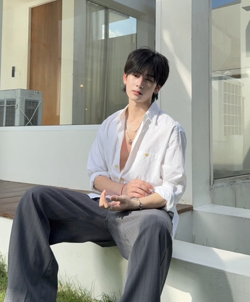 Uhnowstay's tweet photo. Gmmtv when they need a canonly pretty, gorgeous, jaw-dropping, angelic character https://t.co/bN4KdANMMd