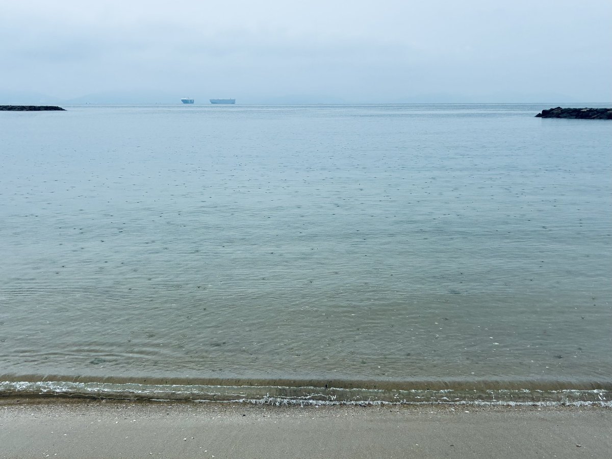 __piroLife's tweet photo. 雨模様の海を眺めたいなぁと思いたったのでアテンザでぶーんと🚗晴れの日も開放的で好きだし、雨の日も雰囲気があって好き。海って広くてイイ。 https://t.co/Ir6sYtRf5i