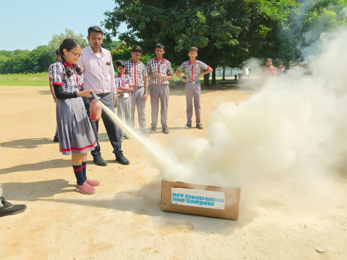 KSabarmati's tweet photo. Students of PM SHRI Kendriya Vidyalaya Sabarmati participated in a hands-on Fire Safety Mock Drill, learning the correct and safe way to use a fire extinguisher. @KVS_HQ @RoAhmedabad @drmadiwr https://t.co/MOeN1Tpqbl