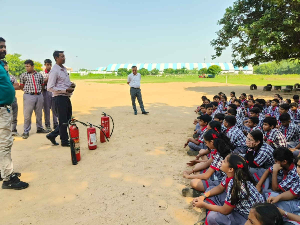 KSabarmati's tweet photo. Students of PM SHRI Kendriya Vidyalaya Sabarmati participated in a hands-on Fire Safety Mock Drill, learning the correct and safe way to use a fire extinguisher. @KVS_HQ @RoAhmedabad @drmadiwr https://t.co/MOeN1Tpqbl