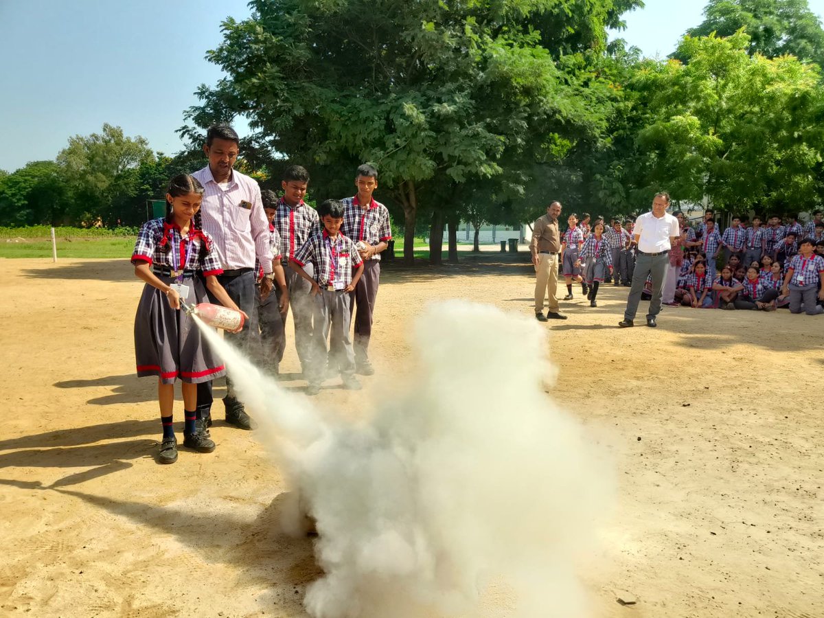 KSabarmati's tweet photo. Students of PM SHRI Kendriya Vidyalaya Sabarmati participated in a hands-on Fire Safety Mock Drill, learning the correct and safe way to use a fire extinguisher. @KVS_HQ @RoAhmedabad @drmadiwr https://t.co/MOeN1Tpqbl