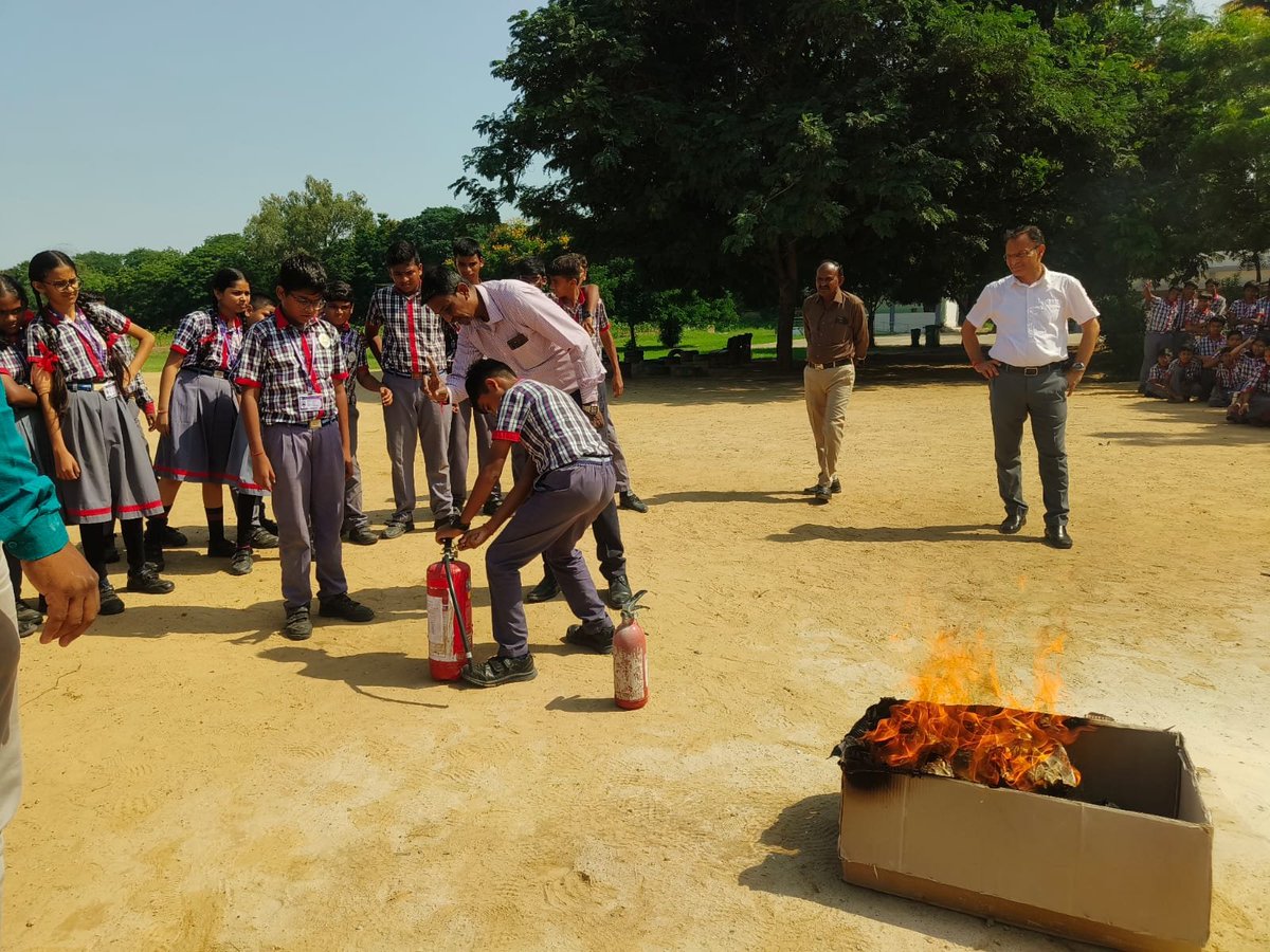 KSabarmati's tweet photo. Students of PM SHRI Kendriya Vidyalaya Sabarmati participated in a hands-on Fire Safety Mock Drill, learning the correct and safe way to use a fire extinguisher. @KVS_HQ @RoAhmedabad @drmadiwr https://t.co/MOeN1Tpqbl