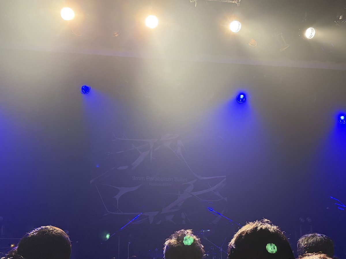TGF_YU's tweet photo. 半年ぶりの9mm、色々思うところはやっぱりあるし1番の推しはおらんけどやっぱ曲が好きやし、かっこいいし曲に助けてもらった事も多い、思い入れが多いバンドやけど箱に来たらなんか感慨深いなぁ
お客さんも今のバンTから昔のバンTまで、しぶとく好きでいる(とは限らんかもやけど)人達なんかなぁとか https://t.co/kZfStAQSpY