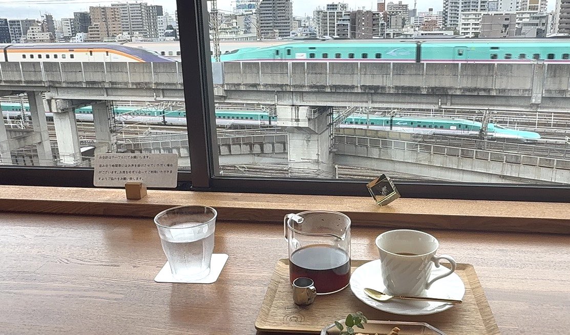 toyoakik's tweet photo. <鉄道の見えるカフェ>

京浜東北線、山手線、東北・上越・北陸新幹線に車両基地もある鉄道密集地が見える、なかなかの眺めのカフェでした♪

#ノースライトカフェ
#鉄道の見えるカフェ
#北区田端 https://t.co/GJZOlUPSJd