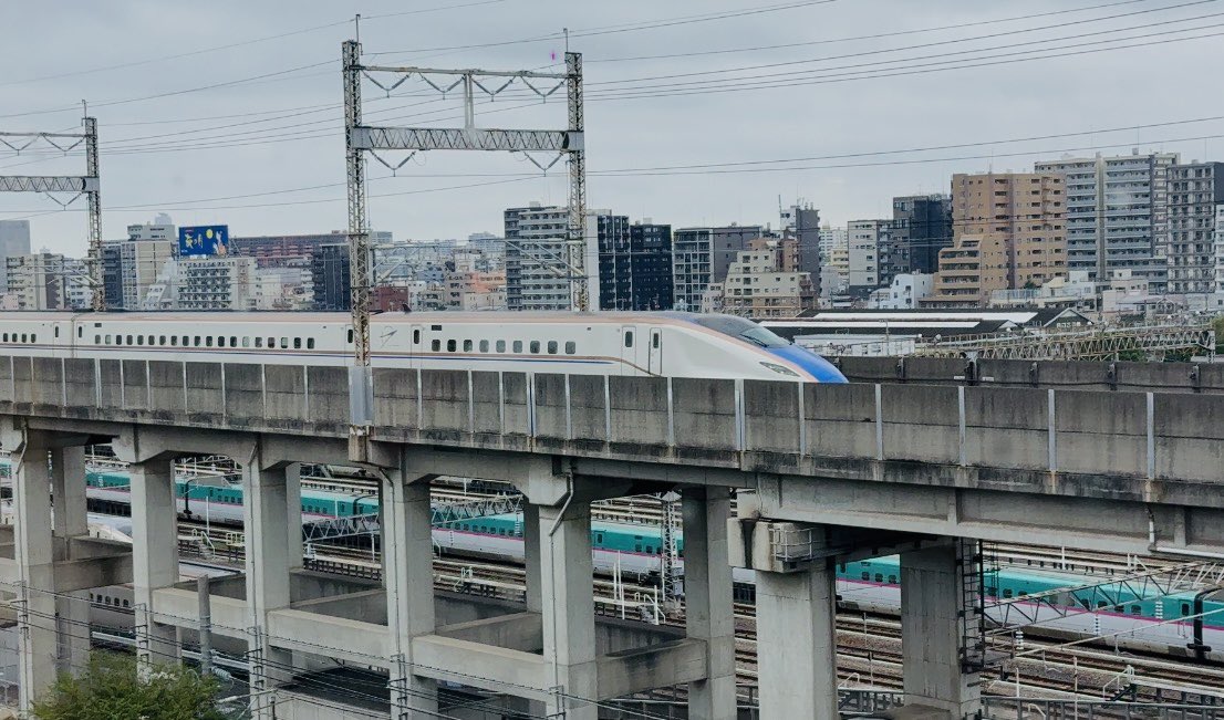 toyoakik's tweet photo. <鉄道の見えるカフェ>

京浜東北線、山手線、東北・上越・北陸新幹線に車両基地もある鉄道密集地が見える、なかなかの眺めのカフェでした♪

#ノースライトカフェ
#鉄道の見えるカフェ
#北区田端 https://t.co/GJZOlUPSJd