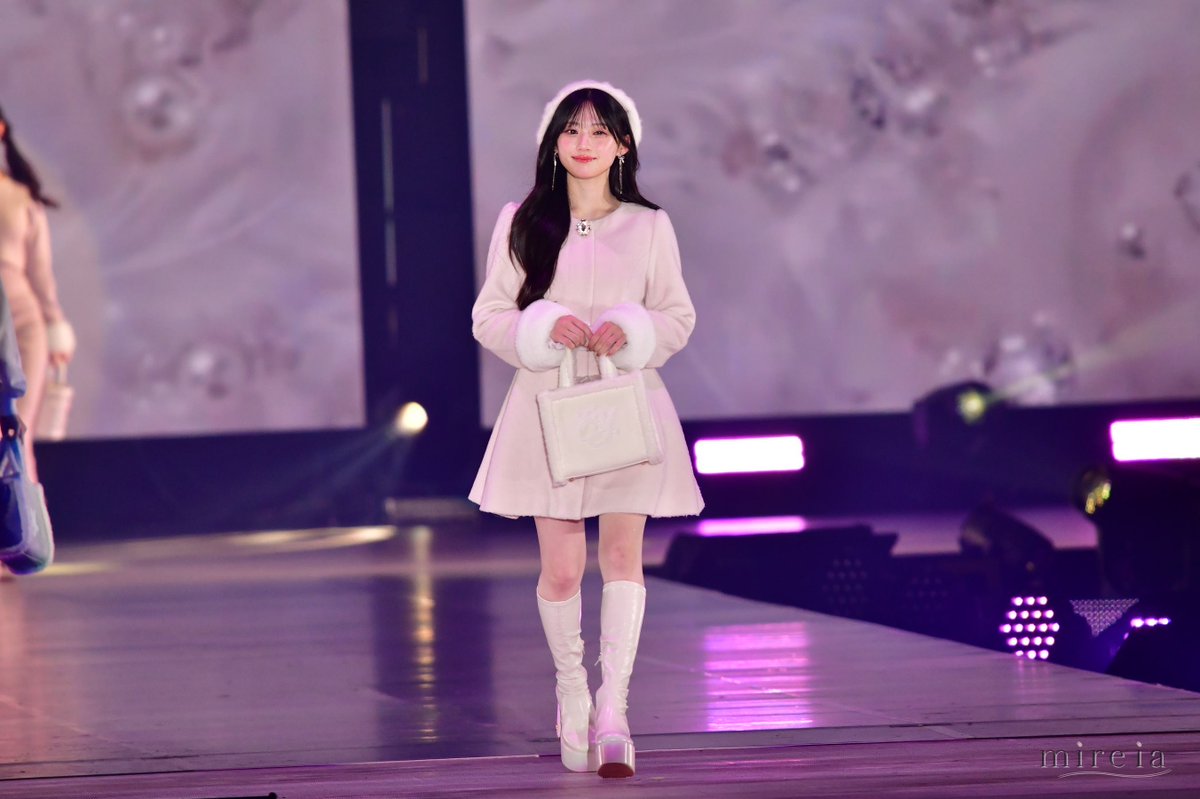 mireia_media's tweet photo. 乃木坂46 #遠藤さくら #川﨑桜 #井上和 が「evelyn」ステージに登場✨

遠藤はモノトーン×ティアラ、川﨑は淡いピンクのふんわり冬コーデ、井上はチェック柄ロングドレスを披露。それぞれの個性が光るランウェイに！

▼他の写真・記事はこちら
https://t.co/MBJBjsD6ZY

#GirlsAward #ガルアワ #GirlsAward2026AW #乃木坂46 #evelyn