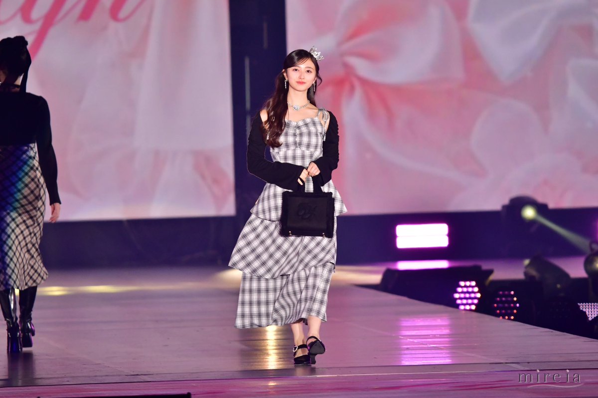 mireia_media's tweet photo. 乃木坂46 #遠藤さくら #川﨑桜 #井上和 が「evelyn」ステージに登場✨

遠藤はモノトーン×ティアラ、川﨑は淡いピンクのふんわり冬コーデ、井上はチェック柄ロングドレスを披露。それぞれの個性が光るランウェイに！

▼他の写真・記事はこちら
https://t.co/MBJBjsD6ZY

#GirlsAward #ガルアワ #GirlsAward2026AW #乃木坂46 #evelyn