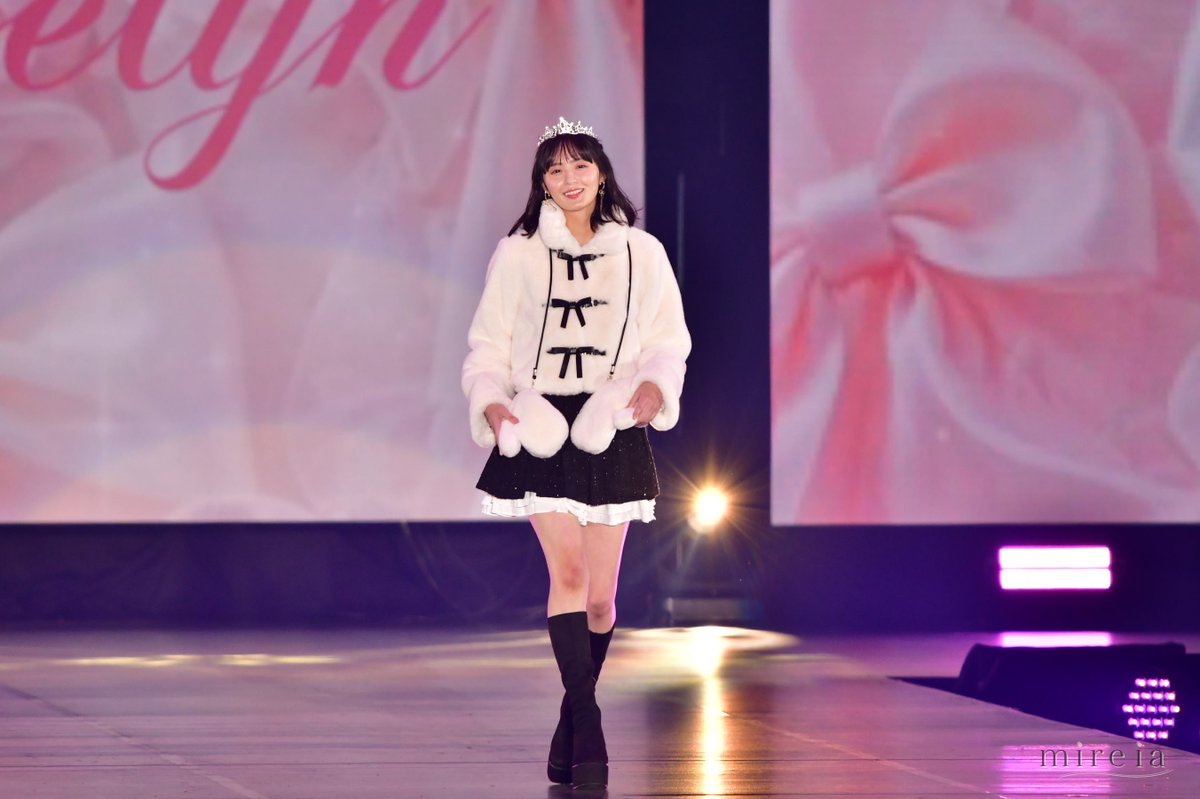 mireia_media's tweet photo. 乃木坂46 #遠藤さくら #川﨑桜 #井上和 が「evelyn」ステージに登場✨

遠藤はモノトーン×ティアラ、川﨑は淡いピンクのふんわり冬コーデ、井上はチェック柄ロングドレスを披露。それぞれの個性が光るランウェイに！

▼他の写真・記事はこちら
https://t.co/MBJBjsD6ZY

#GirlsAward #ガルアワ #GirlsAward2026AW #乃木坂46 #evelyn
