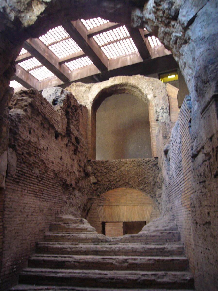 sineiudicio's tweet photo. @archpng I grew up in that square. My mom had one of its historical cafes, and in the cellar the travertine marble pilasters of the ancient stadium were visible.
The street level nowdays sits roughly at the 2nd story level of the stadium in respect to Flavian times. https://t.co/g9Bg7XAVDJ