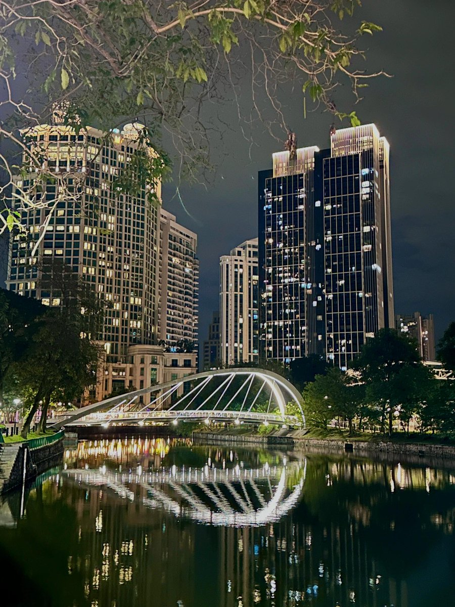 SilvanaLoden's tweet photo. Night Walk Along the Singapore River https://t.co/E8tVq2aAbL