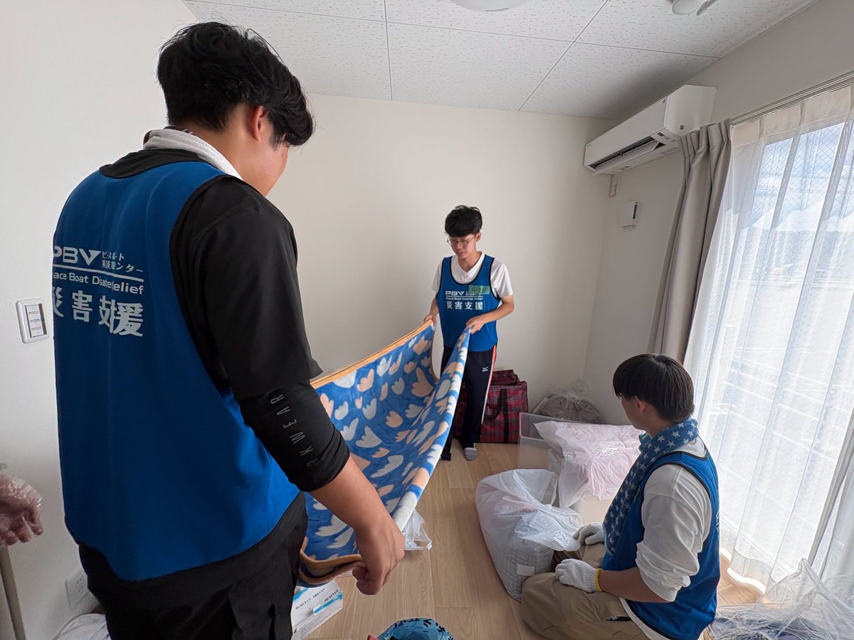 PB_saigai's tweet photo. 【現地･輪島から】仮設住宅から仮設住宅への「移転支援」
​
輪島市内でも、日々刻々と変わるニーズに合わせた活動を継続しています。
​
現在、輪島市内では災害公営住宅の建設に伴い、仮設団地の集約（仮設から仮設へのお引越し）が始まっています。
​
PBVは輪島市と連携し、引っ越しのお手伝いを希望する住民の皆さんが安心して選択できるよう、窓口としての役割（支援調整窓口）を担っています。行政によるサポートに加え、「行政の規定枠には収まらないけれど、少し手伝ってほしい」という細かなニーズを民間団体へつなぐ仕組みを作っています。
​
先日、定期的に現地へ駆けつけてくれる学生ボランティア団体「TSUNAG」の皆さんと、地元団体「輪島支援協働センター」と連携し、2件のお引越しサポートをさせていただきました。
​
🚚当日のサポート内容
●1件目（親子世帯）：荷物の梱包作業から、移転先の仮設住宅への移動・設置までをサポート。
●2件目（単身世帯）：個人では運ぶのが難しい、大型家電の移動をお手伝い。

【環境が変わる「これから」のケアも大切に】
これから新たな環境での生活が始まる方が増えていきます。引っ越しによる疲れはもちろん、ご近所との関係づくりなど、このタイミングで心身に負担がかかり、体調を崩してしまう方も少なくありません。
​
私たちは、移動のお手伝いだけで終わらせず、環境の変化に伴う「その後のケア」や見守りも非常に重要だと感じています。
​
これからも、住民の皆さんの気持ちに寄り添いながら、輪島での支援を継続していきます。
​
いつも寄せられる皆様からの温かい応援の声が、現場の大きな活力になっています。引き続きよろしくお願いいたします！

▶2024年能登半島災害 詳細・ご寄付はこちら
https://t.co/lwzv5oXUNs

 #能登半島地震 #奥能登豪雨 #能登 #輪島 #石川 #PBV #ピースボート災害支援センター #JPF #CDP #パルシステム #ヤフー基金 #復興支援 #被災地支援 #防災 #被災者の声 #コミュニティ支援 #移転支援 #災害公営住宅 #連携 #輪島支援協働センター #JOCA #TSUNAG