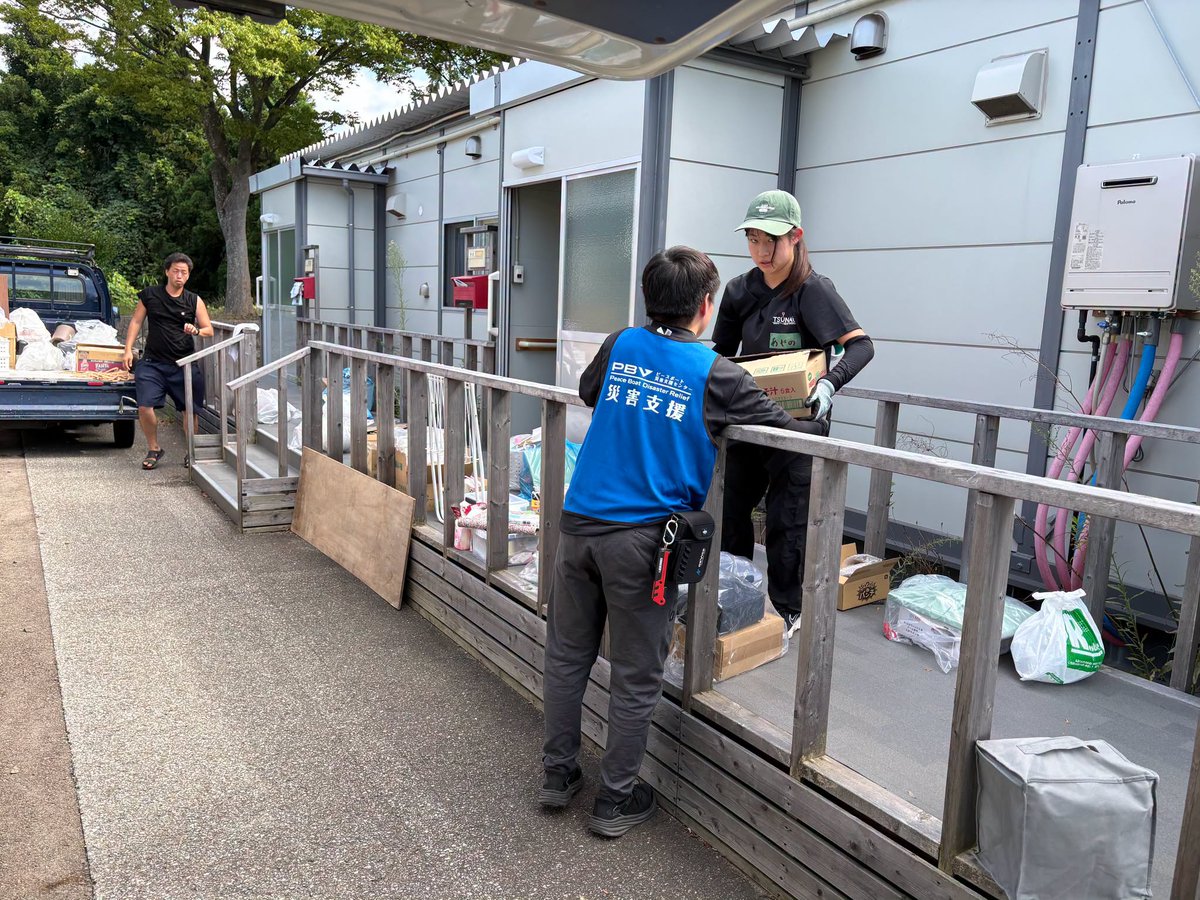 PB_saigai's tweet photo. 【現地･輪島から】仮設住宅から仮設住宅への「移転支援」
​
輪島市内でも、日々刻々と変わるニーズに合わせた活動を継続しています。
​
現在、輪島市内では災害公営住宅の建設に伴い、仮設団地の集約（仮設から仮設へのお引越し）が始まっています。
​
PBVは輪島市と連携し、引っ越しのお手伝いを希望する住民の皆さんが安心して選択できるよう、窓口としての役割（支援調整窓口）を担っています。行政によるサポートに加え、「行政の規定枠には収まらないけれど、少し手伝ってほしい」という細かなニーズを民間団体へつなぐ仕組みを作っています。
​
先日、定期的に現地へ駆けつけてくれる学生ボランティア団体「TSUNAG」の皆さんと、地元団体「輪島支援協働センター」と連携し、2件のお引越しサポートをさせていただきました。
​
🚚当日のサポート内容
●1件目（親子世帯）：荷物の梱包作業から、移転先の仮設住宅への移動・設置までをサポート。
●2件目（単身世帯）：個人では運ぶのが難しい、大型家電の移動をお手伝い。

【環境が変わる「これから」のケアも大切に】
これから新たな環境での生活が始まる方が増えていきます。引っ越しによる疲れはもちろん、ご近所との関係づくりなど、このタイミングで心身に負担がかかり、体調を崩してしまう方も少なくありません。
​
私たちは、移動のお手伝いだけで終わらせず、環境の変化に伴う「その後のケア」や見守りも非常に重要だと感じています。
​
これからも、住民の皆さんの気持ちに寄り添いながら、輪島での支援を継続していきます。
​
いつも寄せられる皆様からの温かい応援の声が、現場の大きな活力になっています。引き続きよろしくお願いいたします！

▶2024年能登半島災害 詳細・ご寄付はこちら
https://t.co/lwzv5oXUNs

 #能登半島地震 #奥能登豪雨 #能登 #輪島 #石川 #PBV #ピースボート災害支援センター #JPF #CDP #パルシステム #ヤフー基金 #復興支援 #被災地支援 #防災 #被災者の声 #コミュニティ支援 #移転支援 #災害公営住宅 #連携 #輪島支援協働センター #JOCA #TSUNAG