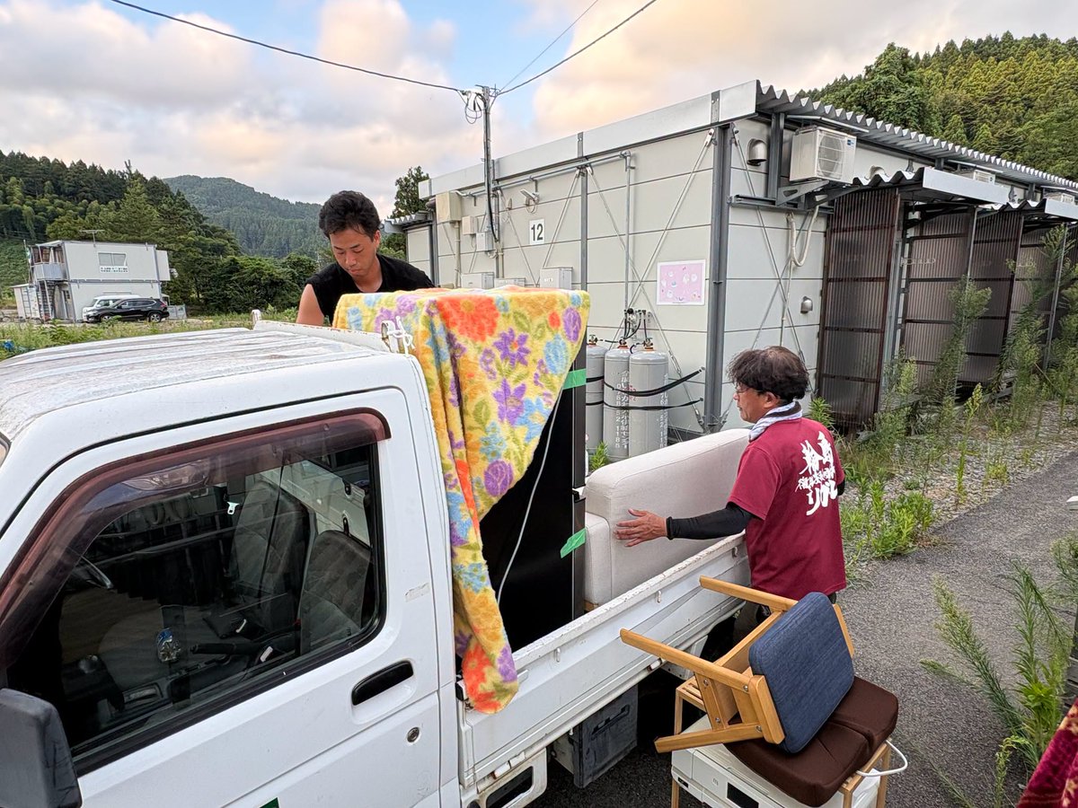 PB_saigai's tweet photo. 【現地･輪島から】仮設住宅から仮設住宅への「移転支援」
​
輪島市内でも、日々刻々と変わるニーズに合わせた活動を継続しています。
​
現在、輪島市内では災害公営住宅の建設に伴い、仮設団地の集約（仮設から仮設へのお引越し）が始まっています。
​
PBVは輪島市と連携し、引っ越しのお手伝いを希望する住民の皆さんが安心して選択できるよう、窓口としての役割（支援調整窓口）を担っています。行政によるサポートに加え、「行政の規定枠には収まらないけれど、少し手伝ってほしい」という細かなニーズを民間団体へつなぐ仕組みを作っています。
​
先日、定期的に現地へ駆けつけてくれる学生ボランティア団体「TSUNAG」の皆さんと、地元団体「輪島支援協働センター」と連携し、2件のお引越しサポートをさせていただきました。
​
🚚当日のサポート内容
●1件目（親子世帯）：荷物の梱包作業から、移転先の仮設住宅への移動・設置までをサポート。
●2件目（単身世帯）：個人では運ぶのが難しい、大型家電の移動をお手伝い。

【環境が変わる「これから」のケアも大切に】
これから新たな環境での生活が始まる方が増えていきます。引っ越しによる疲れはもちろん、ご近所との関係づくりなど、このタイミングで心身に負担がかかり、体調を崩してしまう方も少なくありません。
​
私たちは、移動のお手伝いだけで終わらせず、環境の変化に伴う「その後のケア」や見守りも非常に重要だと感じています。
​
これからも、住民の皆さんの気持ちに寄り添いながら、輪島での支援を継続していきます。
​
いつも寄せられる皆様からの温かい応援の声が、現場の大きな活力になっています。引き続きよろしくお願いいたします！

▶2024年能登半島災害 詳細・ご寄付はこちら
https://t.co/lwzv5oXUNs

 #能登半島地震 #奥能登豪雨 #能登 #輪島 #石川 #PBV #ピースボート災害支援センター #JPF #CDP #パルシステム #ヤフー基金 #復興支援 #被災地支援 #防災 #被災者の声 #コミュニティ支援 #移転支援 #災害公営住宅 #連携 #輪島支援協働センター #JOCA #TSUNAG