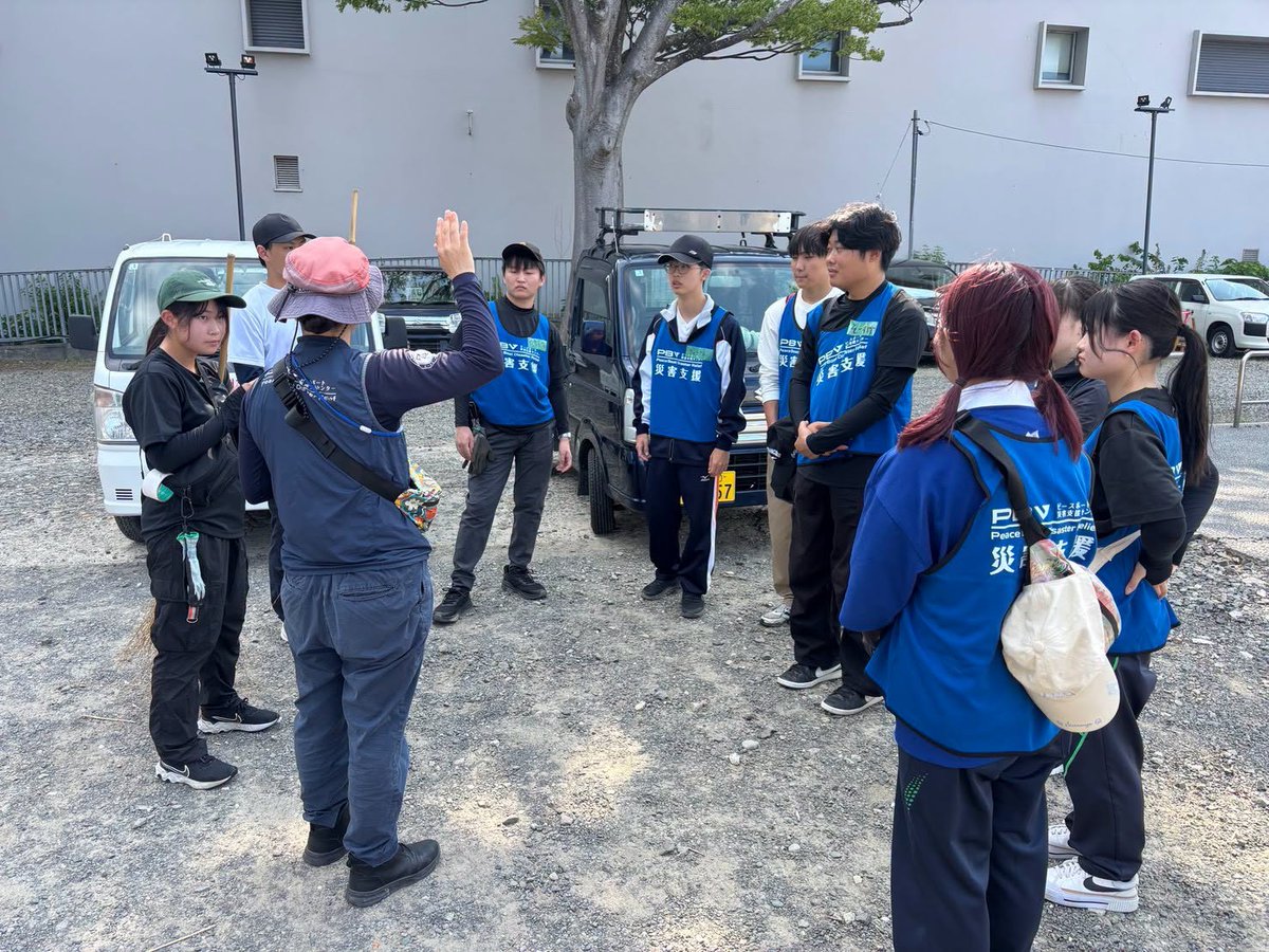 PB_saigai's tweet photo. 【現地･輪島から】仮設住宅から仮設住宅への「移転支援」
​
輪島市内でも、日々刻々と変わるニーズに合わせた活動を継続しています。
​
現在、輪島市内では災害公営住宅の建設に伴い、仮設団地の集約（仮設から仮設へのお引越し）が始まっています。
​
PBVは輪島市と連携し、引っ越しのお手伝いを希望する住民の皆さんが安心して選択できるよう、窓口としての役割（支援調整窓口）を担っています。行政によるサポートに加え、「行政の規定枠には収まらないけれど、少し手伝ってほしい」という細かなニーズを民間団体へつなぐ仕組みを作っています。
​
先日、定期的に現地へ駆けつけてくれる学生ボランティア団体「TSUNAG」の皆さんと、地元団体「輪島支援協働センター」と連携し、2件のお引越しサポートをさせていただきました。
​
🚚当日のサポート内容
●1件目（親子世帯）：荷物の梱包作業から、移転先の仮設住宅への移動・設置までをサポート。
●2件目（単身世帯）：個人では運ぶのが難しい、大型家電の移動をお手伝い。

【環境が変わる「これから」のケアも大切に】
これから新たな環境での生活が始まる方が増えていきます。引っ越しによる疲れはもちろん、ご近所との関係づくりなど、このタイミングで心身に負担がかかり、体調を崩してしまう方も少なくありません。
​
私たちは、移動のお手伝いだけで終わらせず、環境の変化に伴う「その後のケア」や見守りも非常に重要だと感じています。
​
これからも、住民の皆さんの気持ちに寄り添いながら、輪島での支援を継続していきます。
​
いつも寄せられる皆様からの温かい応援の声が、現場の大きな活力になっています。引き続きよろしくお願いいたします！

▶2024年能登半島災害 詳細・ご寄付はこちら
https://t.co/lwzv5oXUNs

 #能登半島地震 #奥能登豪雨 #能登 #輪島 #石川 #PBV #ピースボート災害支援センター #JPF #CDP #パルシステム #ヤフー基金 #復興支援 #被災地支援 #防災 #被災者の声 #コミュニティ支援 #移転支援 #災害公営住宅 #連携 #輪島支援協働センター #JOCA #TSUNAG