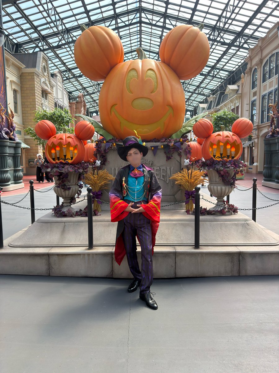 kooo_disney's tweet photo. 昨日は人生初の仮装でffさんたちとインパしてきました🎃🦇
先頭ダンサーに仮装できてとっても嬉しかったです🪄︎︎✨
まだまだ素敵な写真があるので今後も随時載せていこうかなと思ってます☺︎
挨拶してくださった皆さんありがとうございました！！

 #dハロ2026 https://t.co/wMuoz1etrL