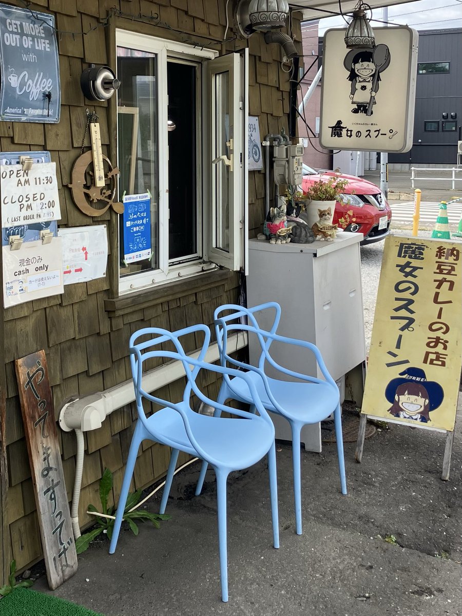 Sh02Ka34's tweet photo. 富良野駅から電車に乗る前に昼食…
「魔女のスプーン」というスープカレーが人気の店へ！
「魔女のスプーン」という店名だけど調理していたのはお爺さんだった🤣

ランチのソーセージカレー＆スープカレー（小）のセットを注文…🍛
スープカレーは薬膳風のチキンと野菜が入ったカレースープ！ https://t.co/eEqvZp4m1I