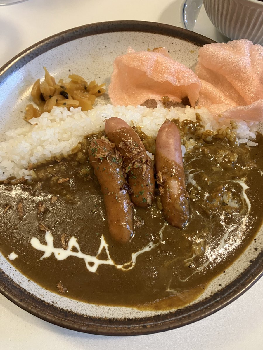 Sh02Ka34's tweet photo. 富良野駅から電車に乗る前に昼食…
「魔女のスプーン」というスープカレーが人気の店へ！
「魔女のスプーン」という店名だけど調理していたのはお爺さんだった🤣

ランチのソーセージカレー＆スープカレー（小）のセットを注文…🍛
スープカレーは薬膳風のチキンと野菜が入ったカレースープ！ https://t.co/eEqvZp4m1I