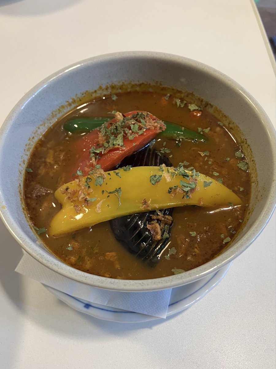 Sh02Ka34's tweet photo. 富良野駅から電車に乗る前に昼食…
「魔女のスプーン」というスープカレーが人気の店へ！
「魔女のスプーン」という店名だけど調理していたのはお爺さんだった🤣

ランチのソーセージカレー＆スープカレー（小）のセットを注文…🍛
スープカレーは薬膳風のチキンと野菜が入ったカレースープ！ https://t.co/eEqvZp4m1I