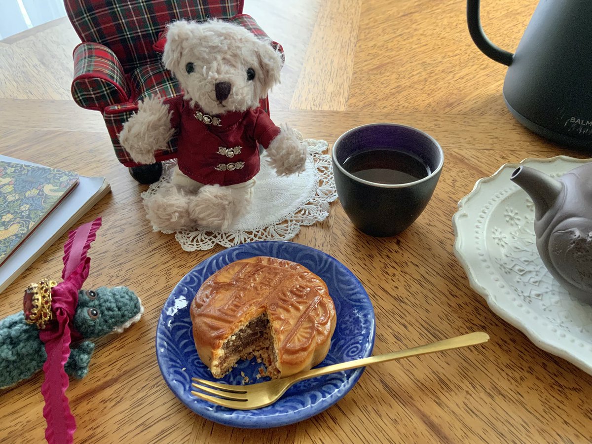 orKAAR's tweet photo. 🐥なんていうの？月餅用のカトラリー欲しいひよね
🧸おいしければなんでもいいな。お茶もいい匂いがするのだ💕
🐥ジャスミンティーひよよー https://t.co/zvYxBtjByy