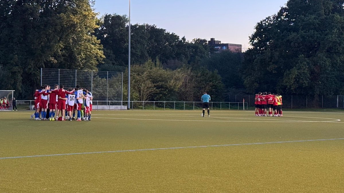 rollenderhsvfan's tweet photo. Testspiel: SV Lurup gegen Hamburger SV IV (5:1)
#neuerground #hsv4 #nurderhsv #svlurup #rollenderhsvfan https://t.co/TKa80GdoHY