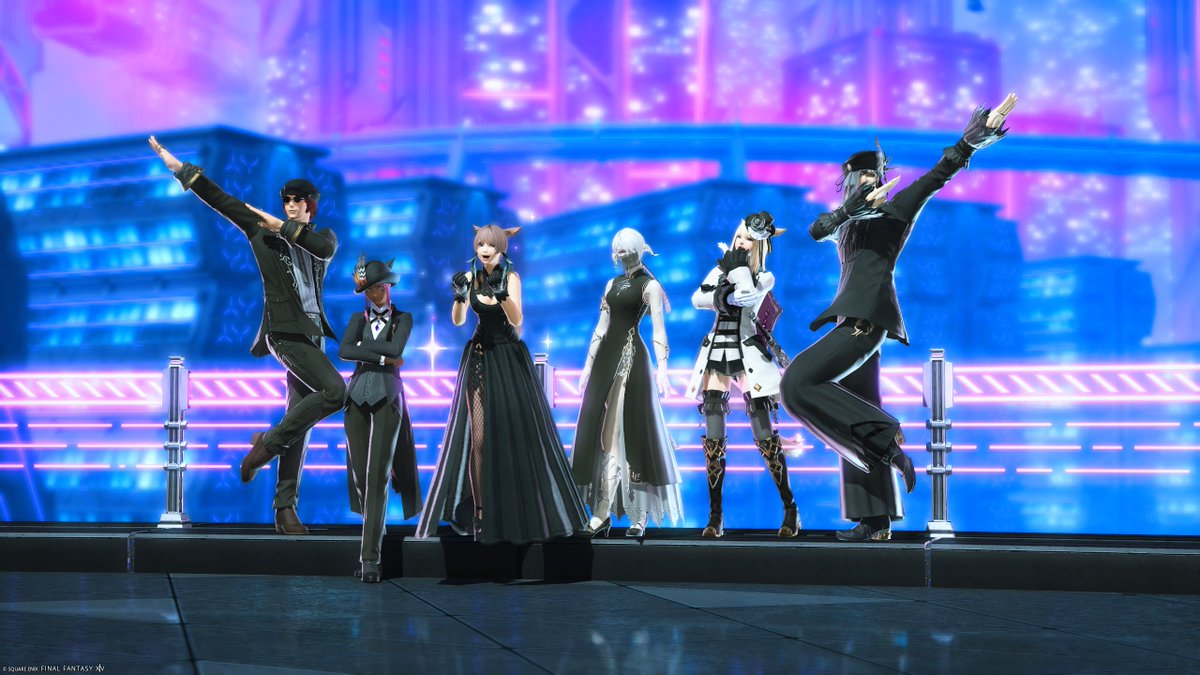 FF14UltimaFCDim's tweet photo. Ultimaへ戻ってソリューションナインへ！
高速道路や巨大な集合住宅が遠くに見えていて、眼下に目をやると建造の下層は煙って見えないほど続いています
最下層はどうなっているんだろう...と思いを馳せつつヒーローポーズ！ https://t.co/rEaSe9Tebr