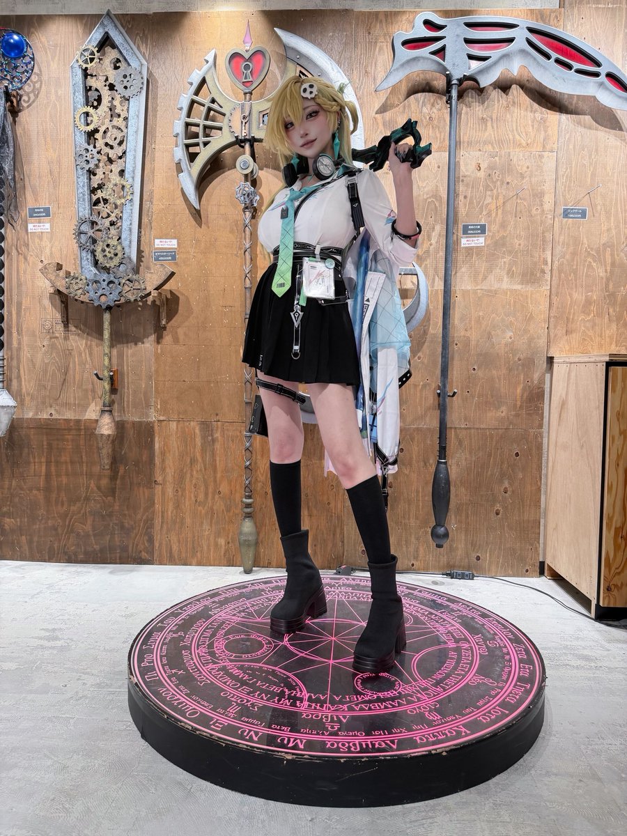 chamomile_chami's tweet photo. 異世界武器屋さんに行ってみた！

鳴潮のコスプレ 🛼 リンネー
#エンコス2026 #武器屋 https://t.co/2edRsLGMlw