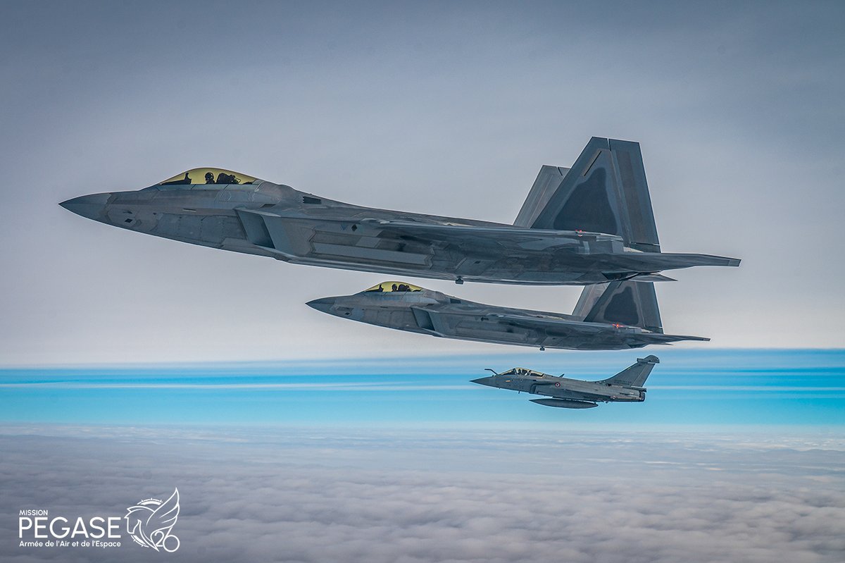 EscadronsChasse's tweet photo. #PEGASE26
Vol d'entraînement en Alaska, première étape de la mission, avec des alliés que nous connaissons bien et avec qui nous avons nos habitudes. Mais ce F-22, malgré des rencontres nombreuses maintenant, reste un combattant impressionnant. https://t.co/HfNpag0e6G