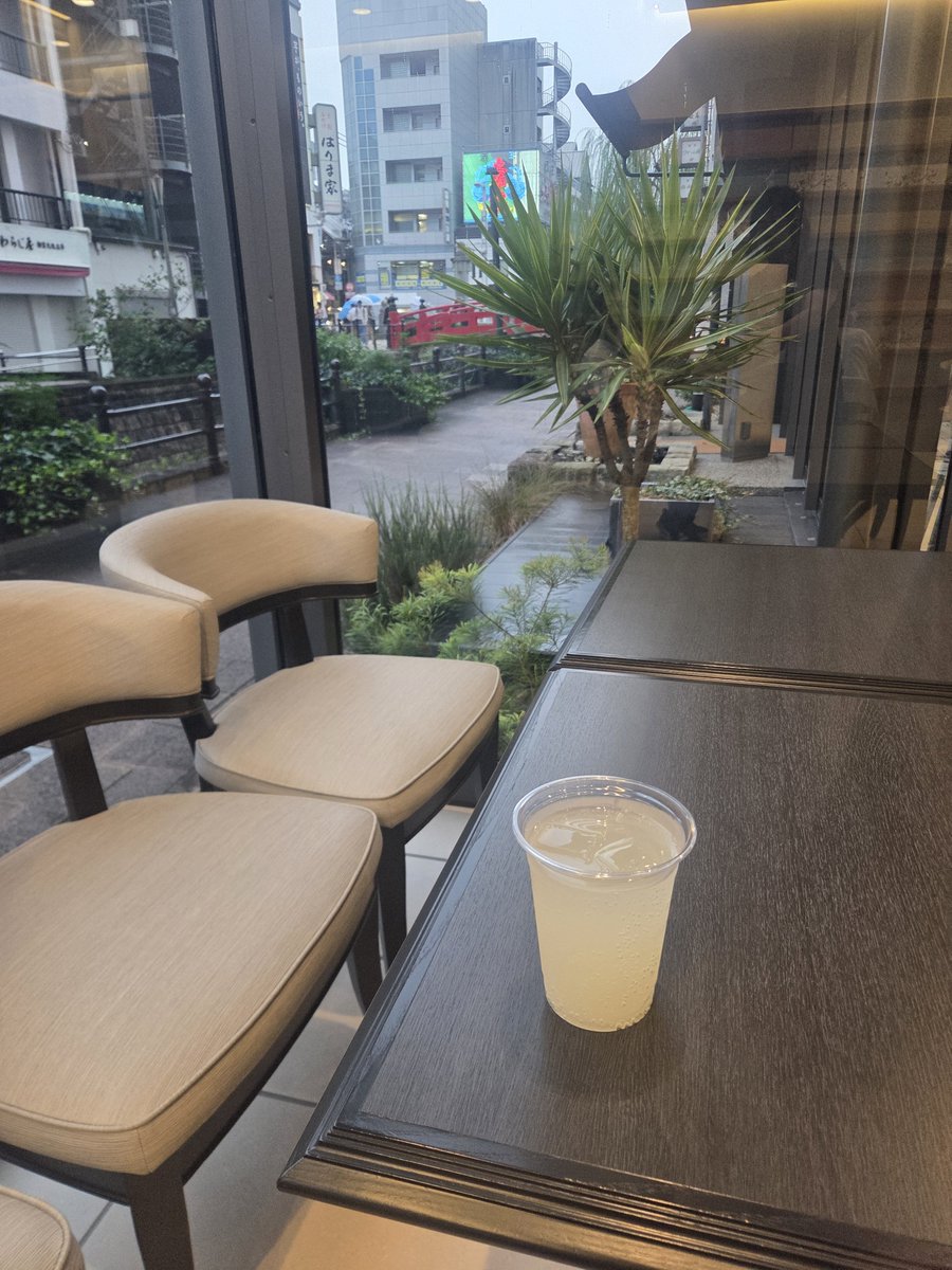 runandorix's tweet photo. オリは惜敗。。。
動画観戦でしたが、西野のヒットもノブの投球も感動したぞ😭
投打のベテラン、長い間、オリを支えてくれてありがとう！
セレモニーは家に帰ってからゆっくり見ます😊

本日のお宿は　#西鉄イン高知はりまや橋
ウェルカムドリンクを、はりまや橋を眺めながらいただきます😋 https://t.co/2EcdEbZJOl