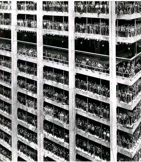 Rainmaker1973's tweet photo. 19th August 1964

3,000 men who helped build the 810 ft high Chase Manhattan Bank in New York City stand in the window spaces of the building near the end of the constructional work, posing for a photo. https://t.co/0rdXhsbLao