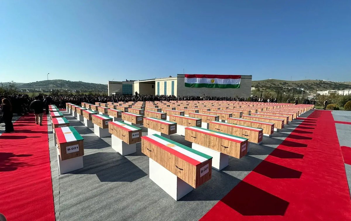 tvzend's tweet photo. Termên 153 qurbaniyên Enfalê dihêne Kurdistan

Termên 153 Kurdên ku di dema Enfalê de, ji aliyê rejîma Baasê ve hatibûn qetilkirin, li çolên Semawayê hatibûn dîtin.

Hate ragihandin ku piştî temambûna karûbarên fermî, termen qurbaniyan ku tenê hestî mane wê bi merasîmeke şînê li axê bêne spartin.

Di barê mijarê de Birêvebirê Karûbarê Cangorî û Enfalkiriyan ê Silêmaniyê Edib Letîf ji Rûdawê re ragihand ku term, wê îro bigihîjin Slêmaniyê.

Edîb Letîf da zanîn ku piraniya van qurbaniyên ku ji deverên cuda yên başûrê Kurdistanê ne ji jin û zarokan pêk tên.