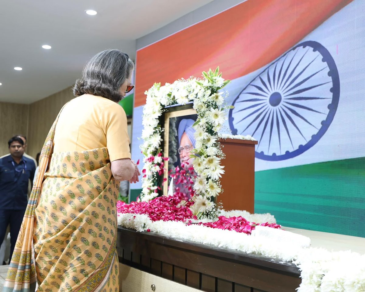 INCTelangana's tweet photo. CPP Chairperson Smt. Sonia Gandhi ji and Leader of Opposition Shri @RahulGandhi ji paid tribute on the birth anniversary of former Prime Minister of the country Dr. Manmohan Singh ji.

📍 Delhi https://t.co/wP8CYv4CuV