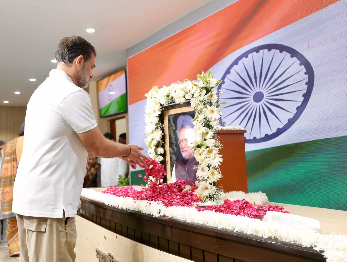 INCTelangana's tweet photo. CPP Chairperson Smt. Sonia Gandhi ji and Leader of Opposition Shri @RahulGandhi ji paid tribute on the birth anniversary of former Prime Minister of the country Dr. Manmohan Singh ji.

📍 Delhi https://t.co/wP8CYv4CuV