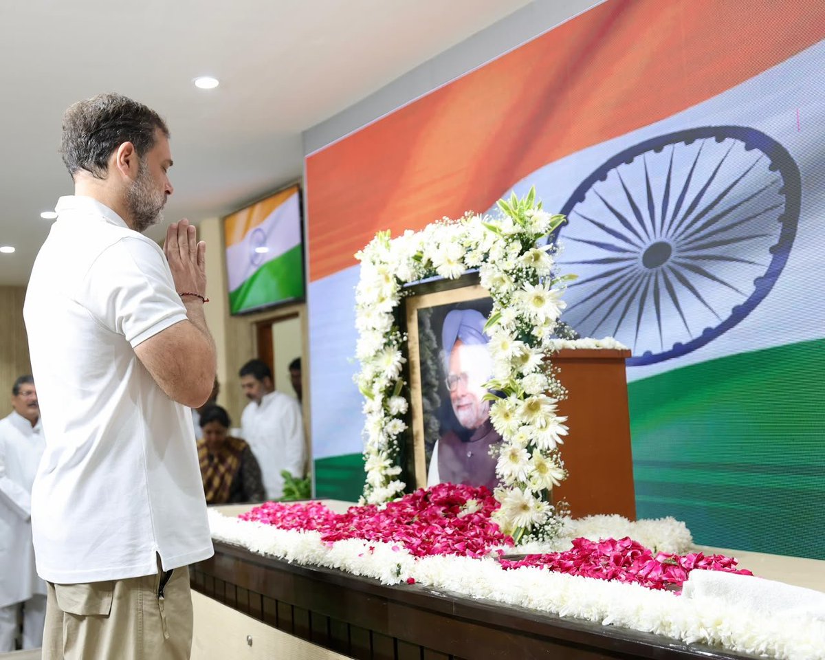 INCTelangana's tweet photo. CPP Chairperson Smt. Sonia Gandhi ji and Leader of Opposition Shri @RahulGandhi ji paid tribute on the birth anniversary of former Prime Minister of the country Dr. Manmohan Singh ji.

📍 Delhi https://t.co/wP8CYv4CuV