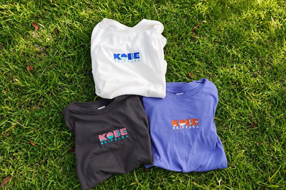 kobe_skipzaka's tweet photo. 明日はKANSAIまんぷく祭 に出店します-`🛍

刺繍Tシャツをイベント限定価格3,000円で販売いたします👕
無料ステッカー配布予定🎶
ご来場お待ちしております🙇‍♀️

日程： 2026年9月27日(日)
11:00～19:00
会場： TOTTEI PARK（兵庫県神戸市中央区新港町2-1）
入場料： 無料
🔗 https://t.co/bUTlaJPaRR

 #神戸スキップ坂